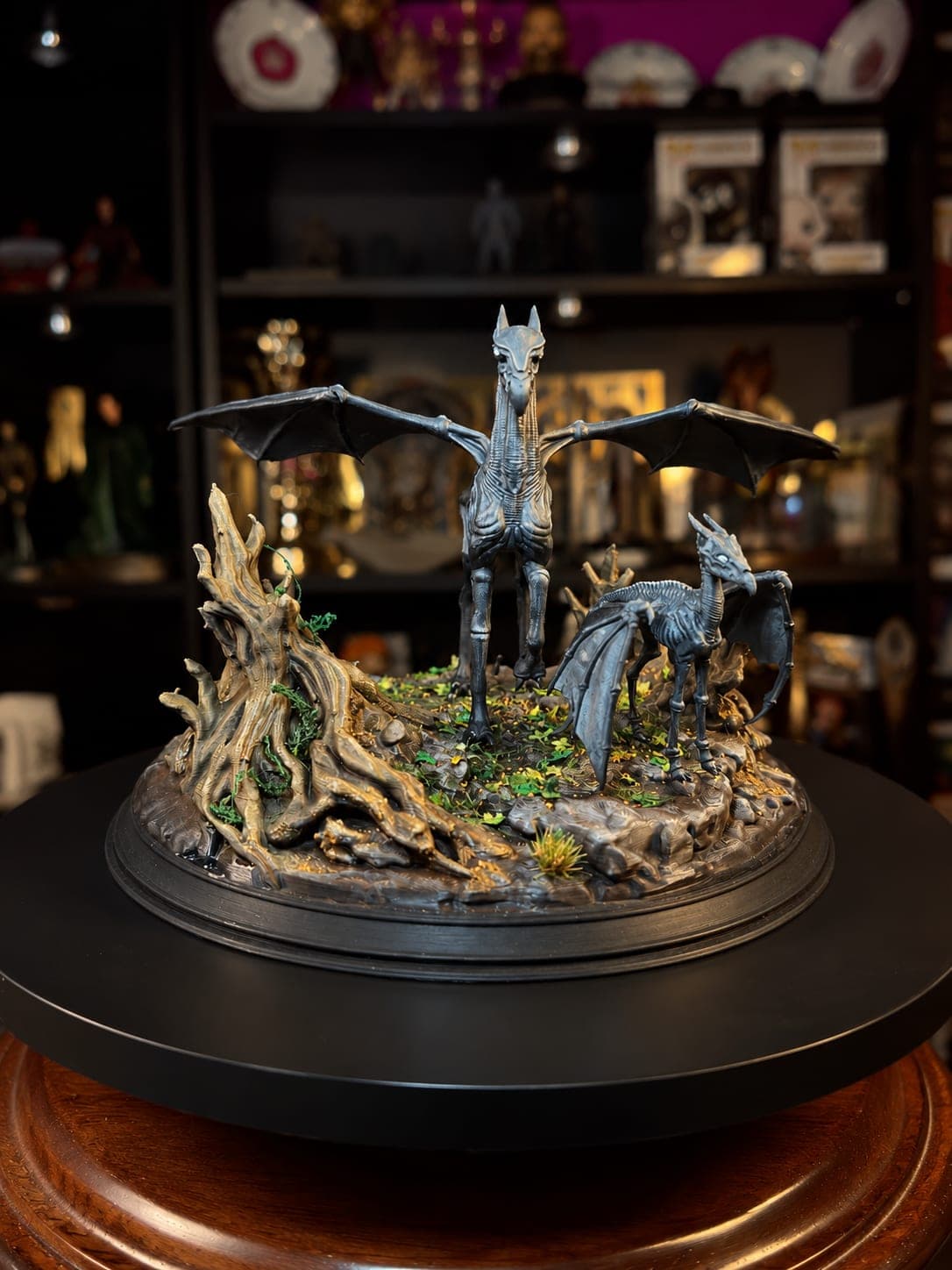 thestral junto a su cria diorama coleccionable mundo magico