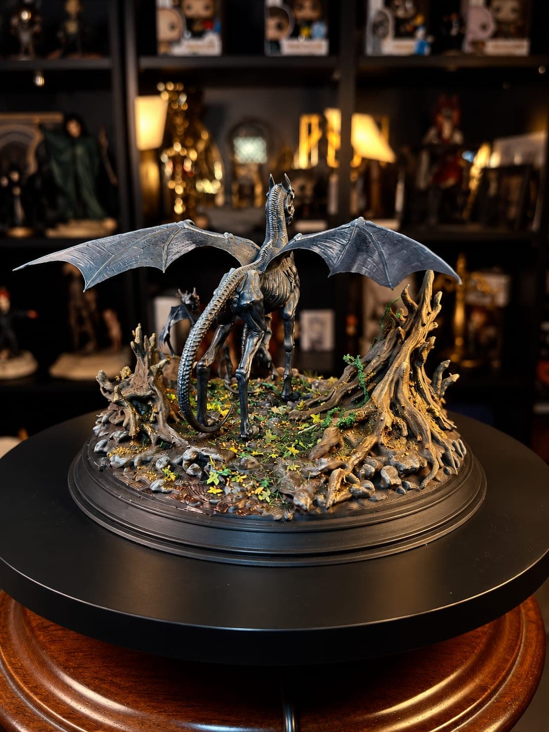 thestral junto a su cria diorama coleccionable mundo magico