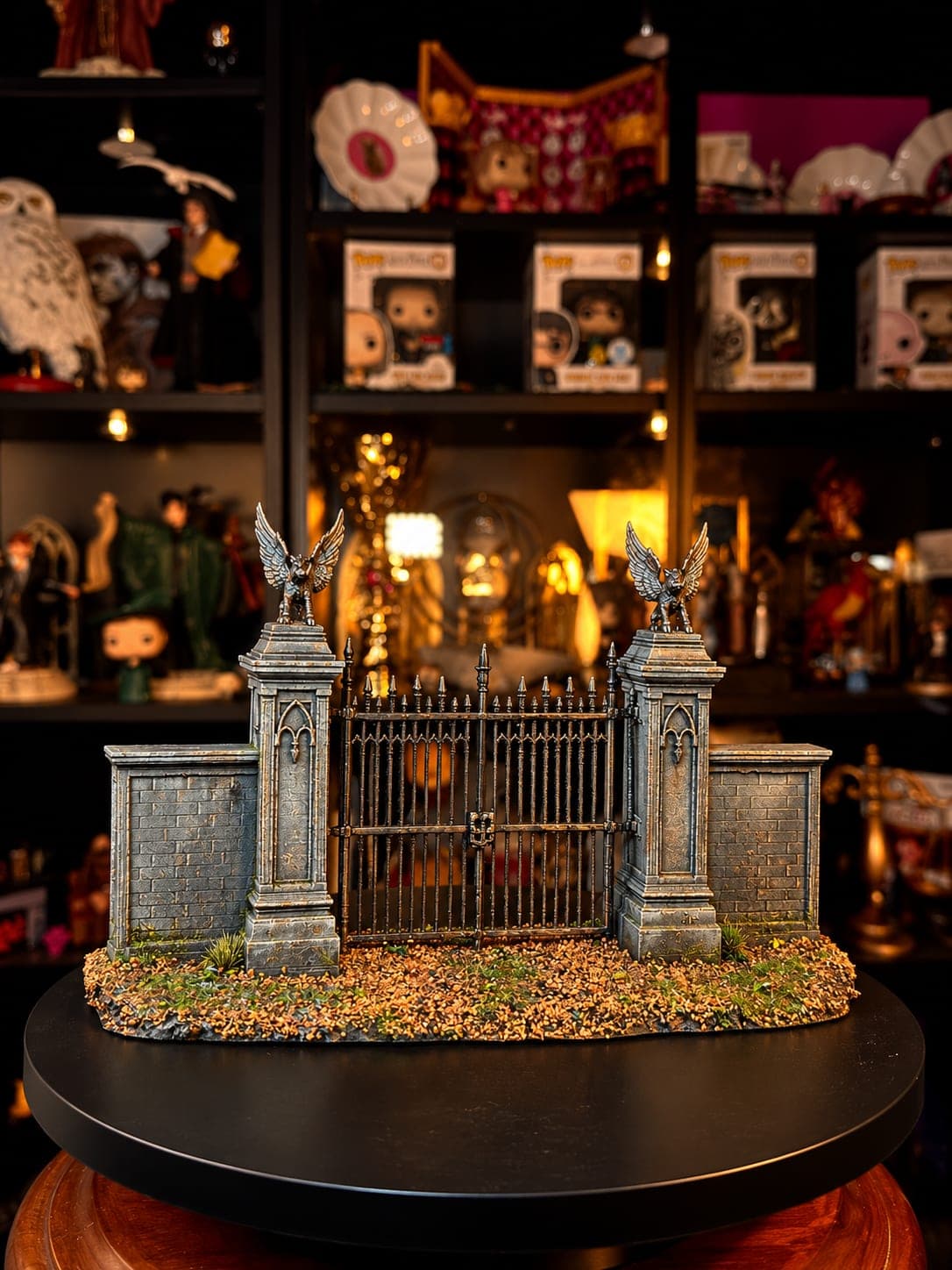 puertas de hogwarts con jabalies alados diorama coleccionable mundo magico