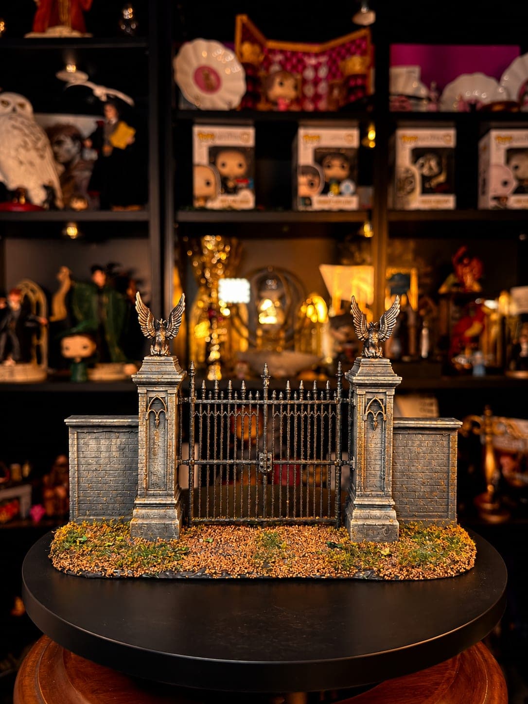 puertas de hogwarts con jabalies alados diorama coleccionable mundo magico