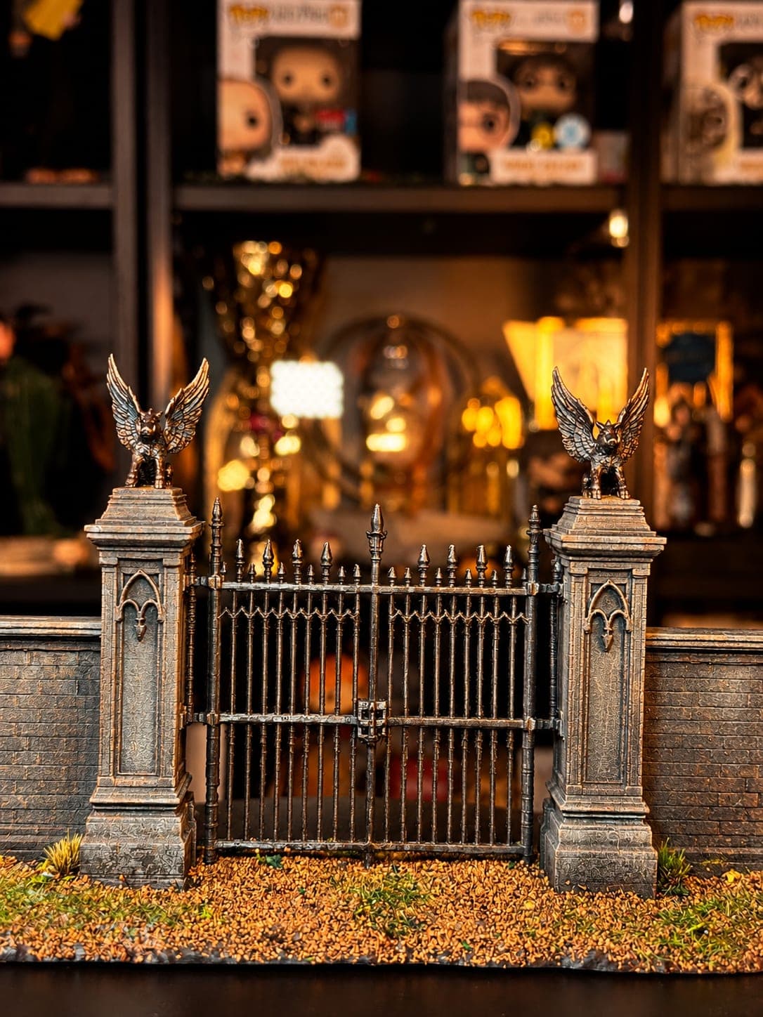 puertas de hogwarts con jabalies alados diorama coleccionable mundo magico