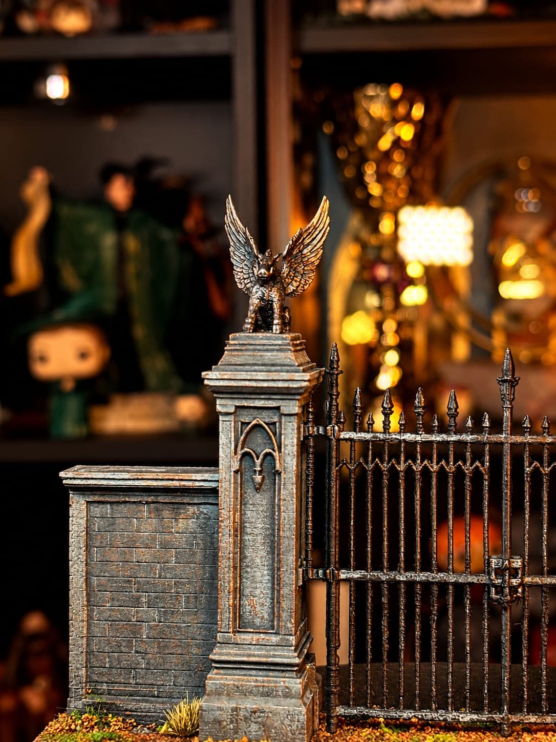 puertas de hogwarts con jabalies alados diorama coleccionable mundo magico