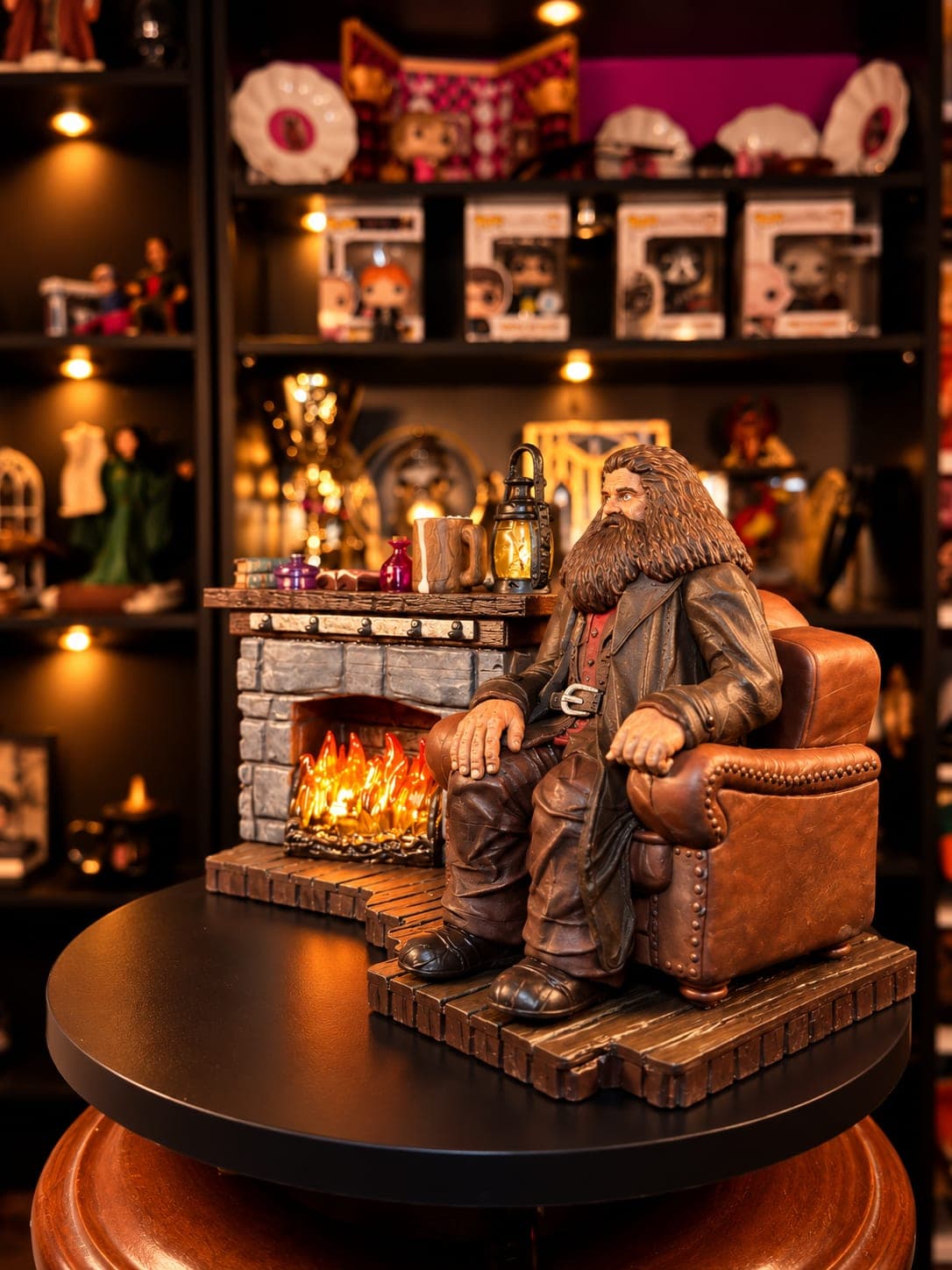 rubeus hagrid en su cabaña junto a la chimenea figura coleccionable mundo magico
