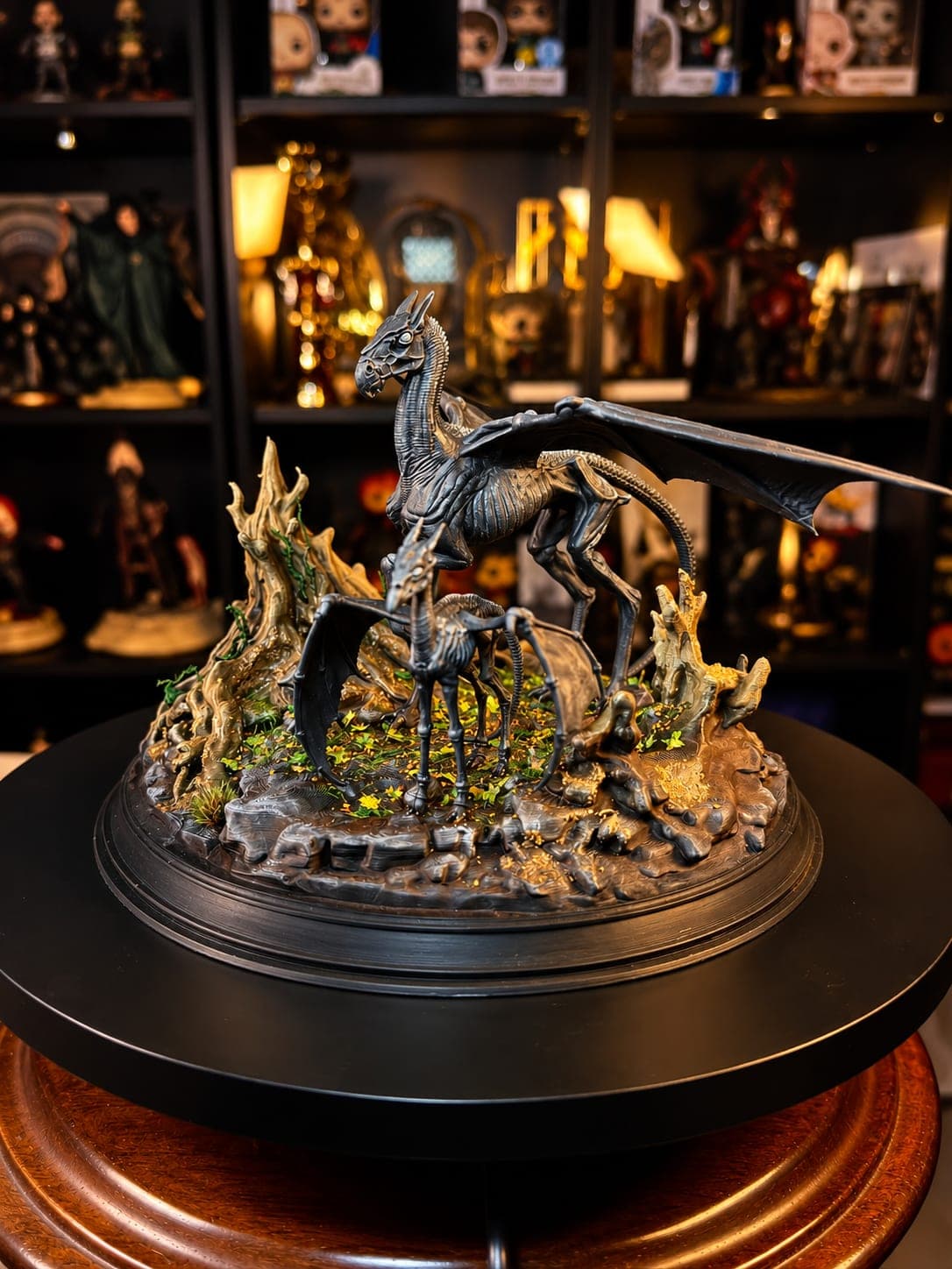thestral junto a su cria diorama coleccionable mundo magico