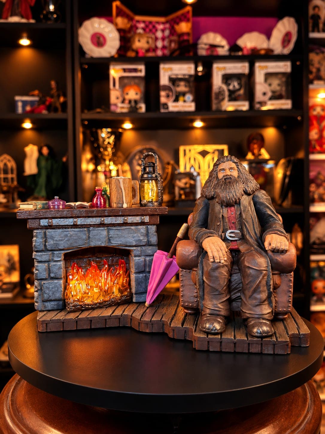 rubeus hagrid en su cabaña junto a la chimenea figura coleccionable mundo magico