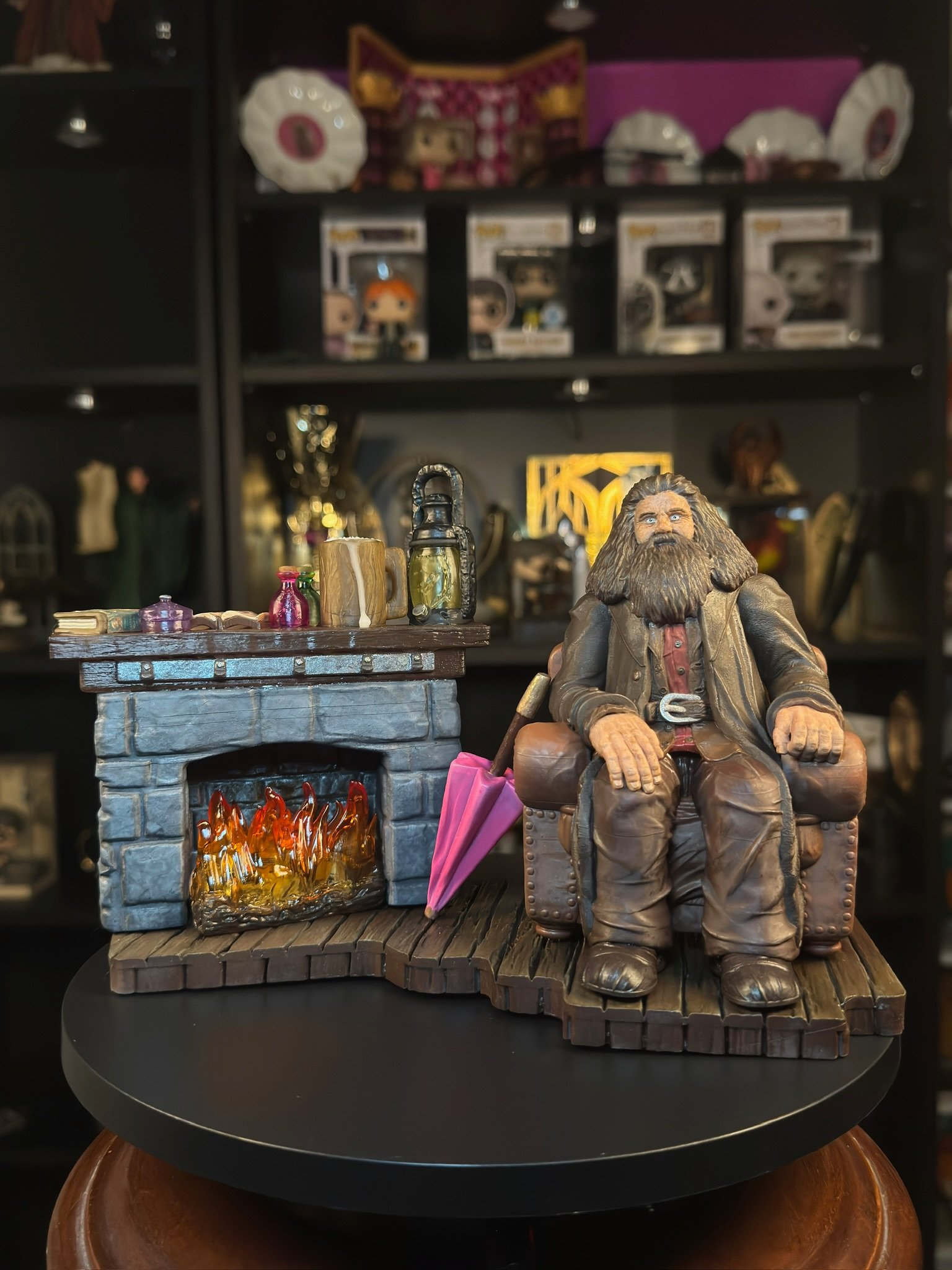 rubeus hagrid en su cabaña junto a la chimenea con su paraguas varita inspirado en el mundo mágico de harry potter figura coleccionable decorativa