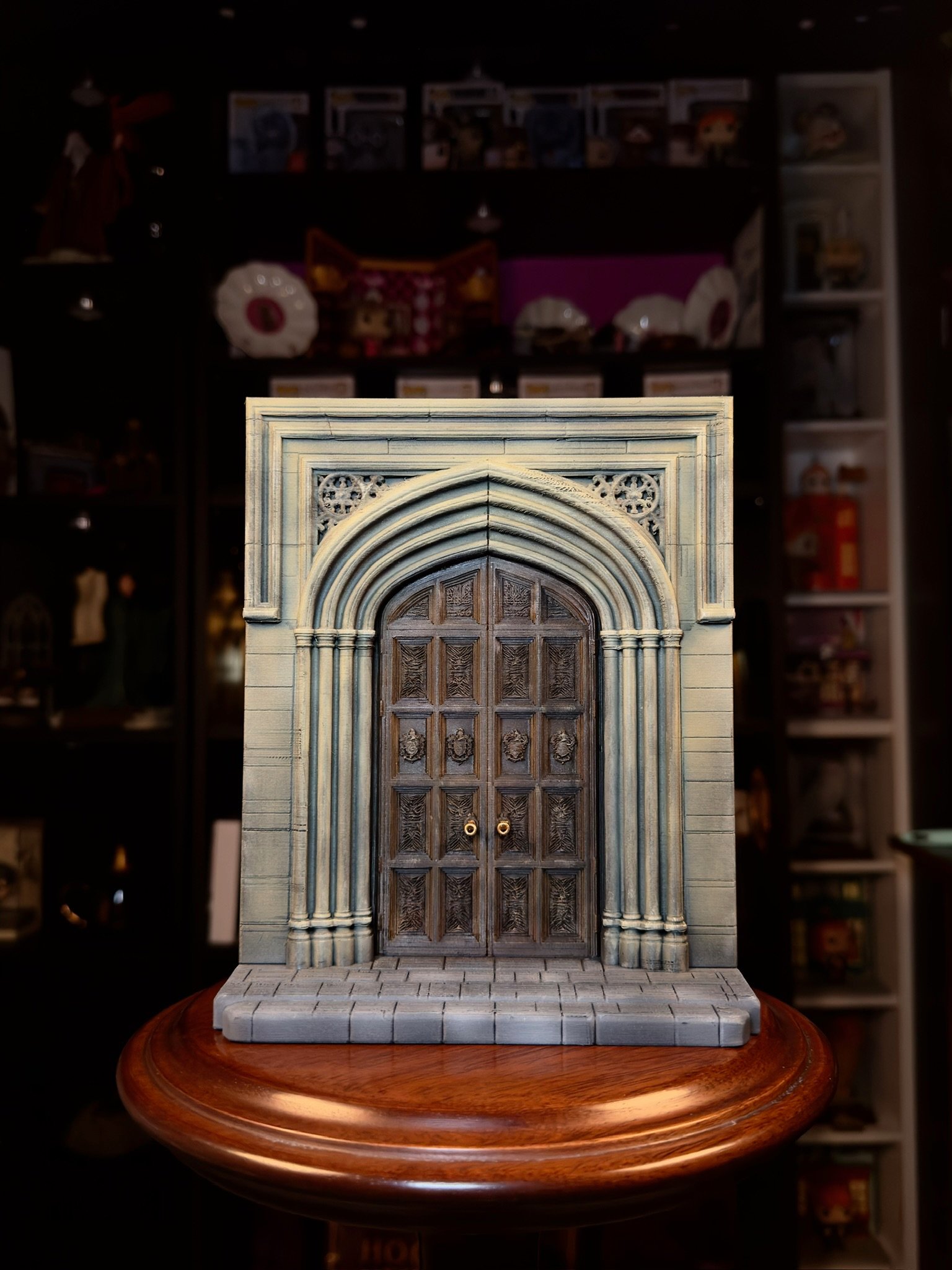 puerta del gran comedor de hogwarts inspirada en la arquitectura del castillo del mundo mágico de harry potter figura decorativa coleccionable